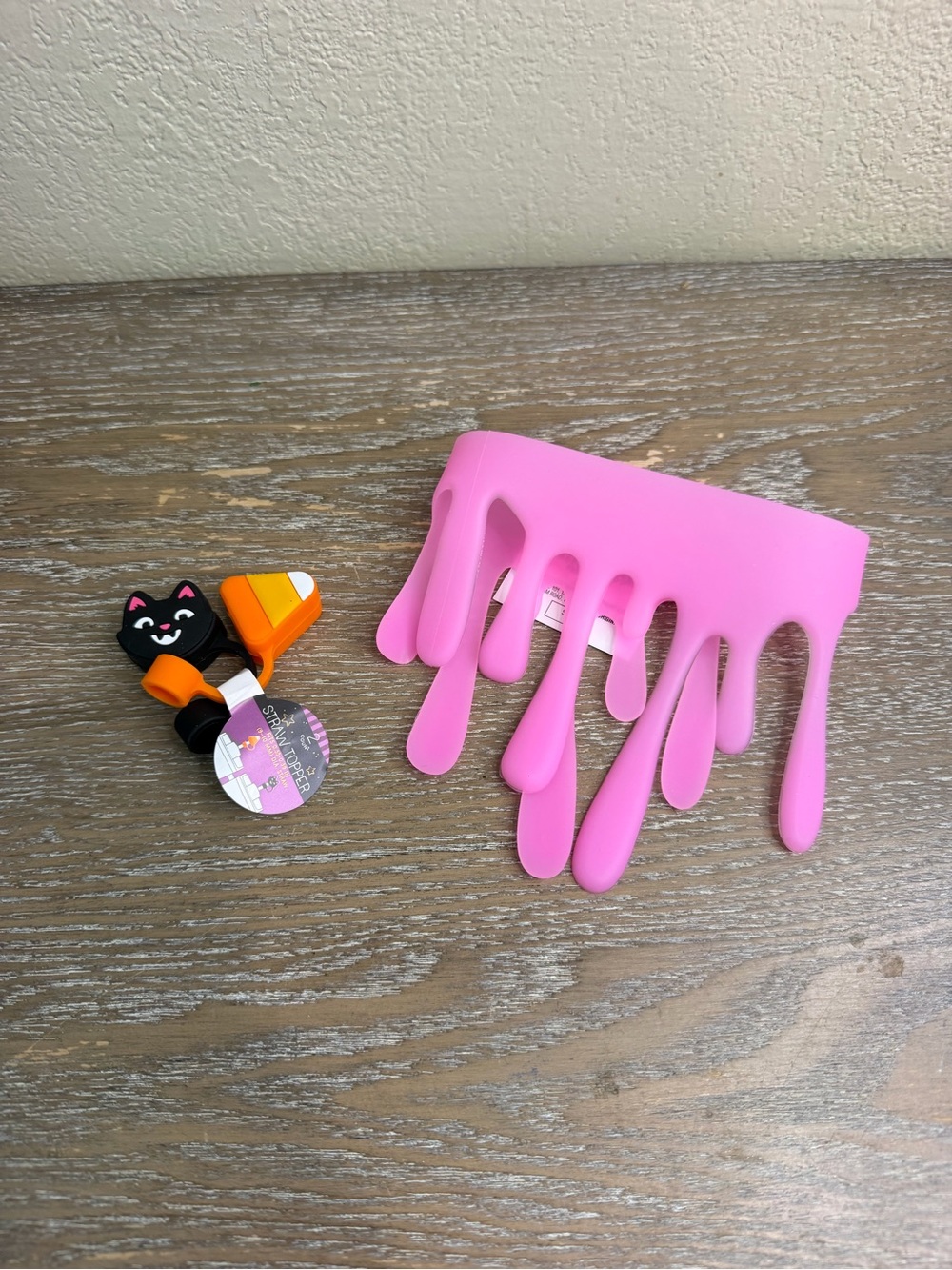 Target Bullseye Glow In The Dark Slime Tumbler Grip Sleeve and two straw toppers